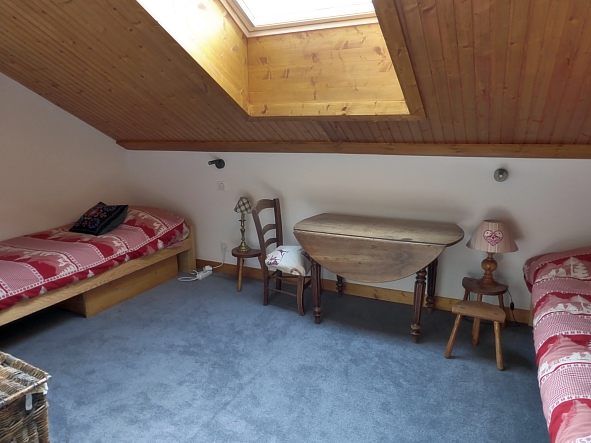 Croix Du Verdon B4 2 single beds bedroom